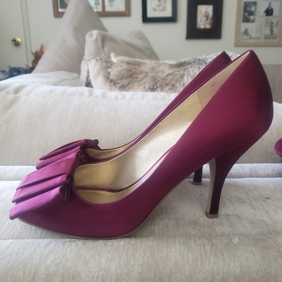 Beautiful Tuxedo Bow Style 4 inch Wine Satin Nine West Pump and Clutch Set - Picture 3 of 10